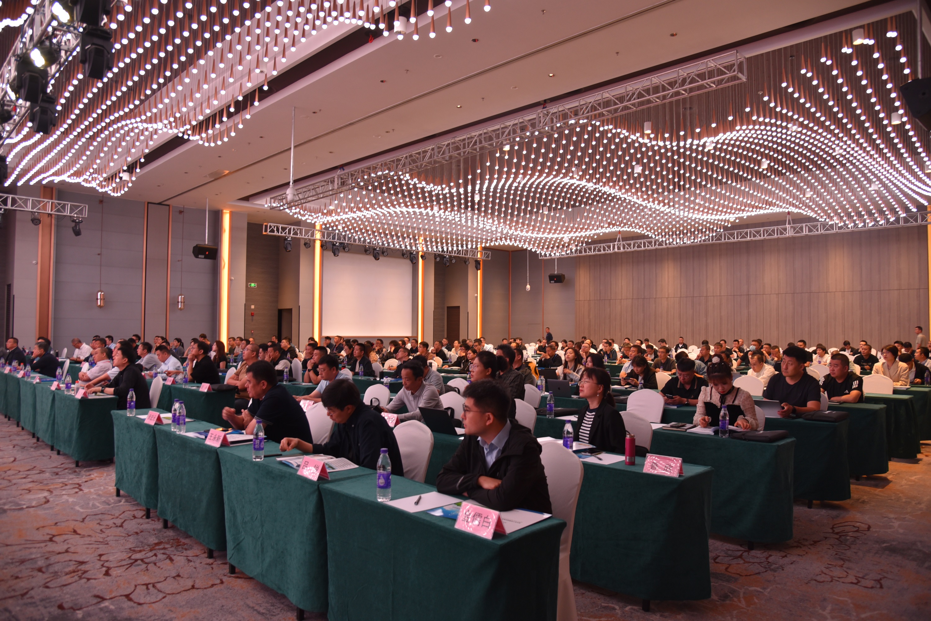 聚力同筑基 共促新發(fā)展|“2025年配焦煉鐵、配煤煉焦與煤焦檢測(cè)技術(shù)研討會(huì)”暨“第四屆優(yōu)化配煤與煤焦檢測(cè)培訓(xùn)班”勝利召開(kāi)